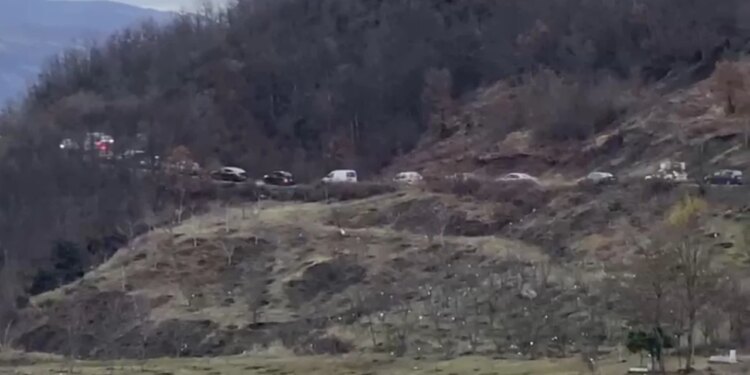 Ngarkesa në trafik/ Devijimi përmes fshatrave të Librazhdit i komplikuar, rrugët alternative të mbyllura