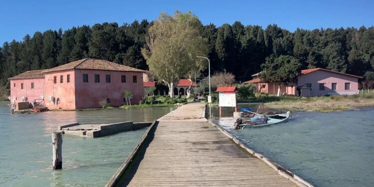 Ngjarje e pazakontë në Vlorë, Orikum dhe lagunën e Nartës: Batica mbyt tempullin.