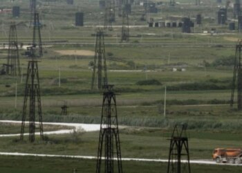 Ngjarje e rëndë në Kuçovë: Gruaja e pushuar nga puna ngjitet në një nga kullat e puseve të naftës dhe kërcënon se do të hidhet.