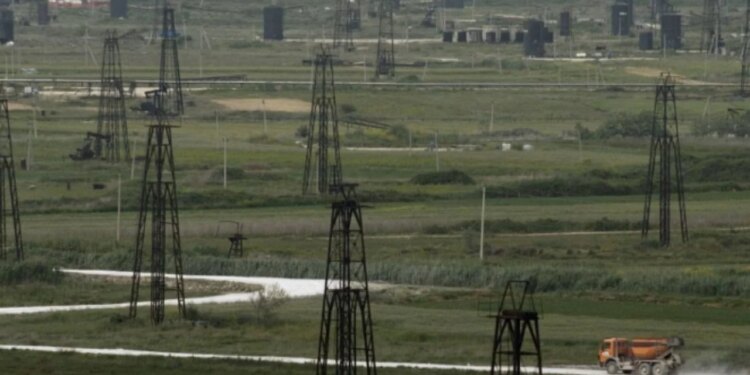 Ngjarje e rëndë në Kuçovë: Gruaja e pushuar nga puna ngjitet në një nga kullat e puseve të naftës dhe kërcënon se do të hidhet.