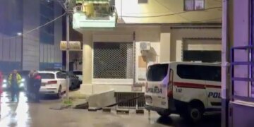 Ngjarje në Fier: Një individ përfshihet në një konflikt me dy venezuelianë, duke i mbyllur derën përballë një prej tyre.