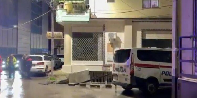 Ngjarje në Fier: Një individ përfshihet në një konflikt me dy venezuelianë, duke i mbyllur derën përballë një prej tyre.