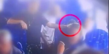 Një 13-vjeçar i gjithësisë flakën flokëve të një gruaje në autobus në Izrael, incidenti regjistrohet nga kamerat e sigurisë.