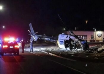 Një individ i armatosur qëlloi ndaj forcave policore, ndërsa një helikopter që ofronte mbështetje për efektivët në terren u rrëzua, duke shkaktuar dy viktima.