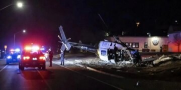 Një individ i armatosur qëlloi ndaj forcave policore, ndërsa një helikopter që ofronte mbështetje për efektivët në terren u rrëzua, duke shkaktuar dy viktima.