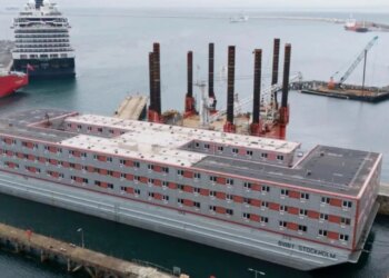 Një vit pas largimit të saj: Betejë ligjore, protesta dhe vdekja e shqiptarit – trashëgimia e anijes së azilit në Britani.