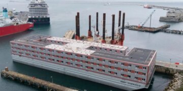 Një vit pas largimit të saj: Betejë ligjore, protesta dhe vdekja e shqiptarit – trashëgimia e anijes së azilit në Britani.