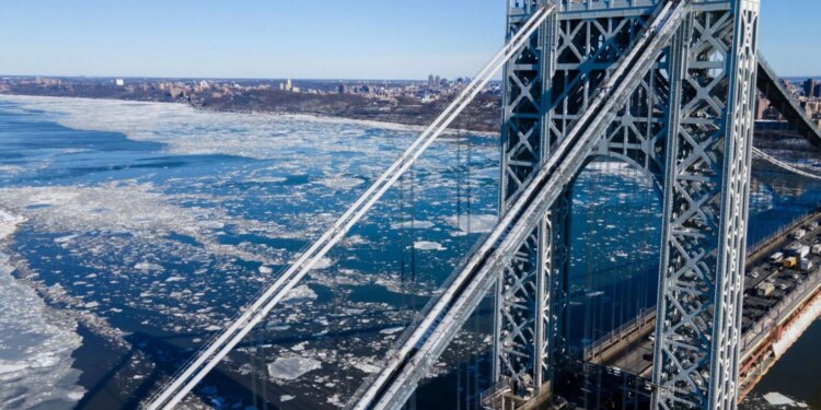 Nju Jorku goditet nga bora dhe akulli, me temperatura që janë 10 gradë më të ulta se ato në Antarktidë.