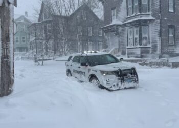 Nju Jorku përballet me stuhinë më të fuqishme të dëborës në dhjetëvjeçarin e fundit, duke shkaktuar anulimin e rreth 1500 fluturimeve për ditën e ardhshme.