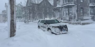 Nju Jorku përballet me stuhinë më të fuqishme të dëborës në dhjetëvjeçarin e fundit, duke shkaktuar anulimin e rreth 1500 fluturimeve për ditën e ardhshme.