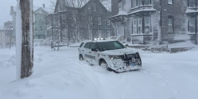Nju Jorku përballet me stuhinë më të fuqishme të dëborës në dhjetëvjeçarin e fundit, duke shkaktuar anulimin e rreth 1500 fluturimeve për ditën e ardhshme.