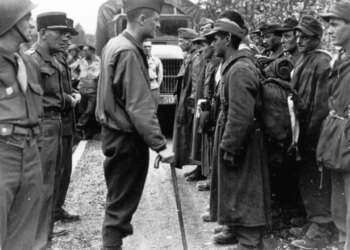 Opinioni i Auron Tares mbi Uniformat e Huaja