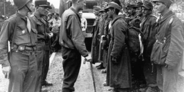 Opinioni i Auron Tares mbi Uniformat e Huaja