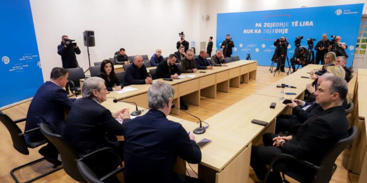 Opozita bojkoton komisionet, Bozdo i del kundër Berishës: Është e nevojshme të marrim pjesë dhe të “grisim” reformën.