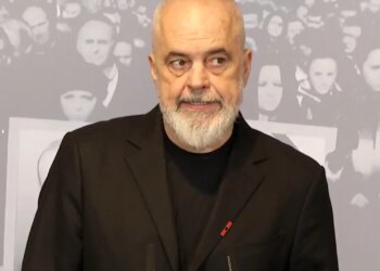 Opozita proteston para Kryeministrisë dhe Kuvendit, Rama thotë: Kur morti e sjell njerëz në derë të xhamisë…