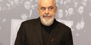 Opozita proteston para Kryeministrisë dhe Kuvendit, Rama thotë: Kur morti e sjell njerëz në derë të xhamisë…