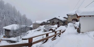 Orteqe dhe evakuime në Alpe, Italia dhe Zvicra në alert total për shkak të reshjeve të forta të dëborës.