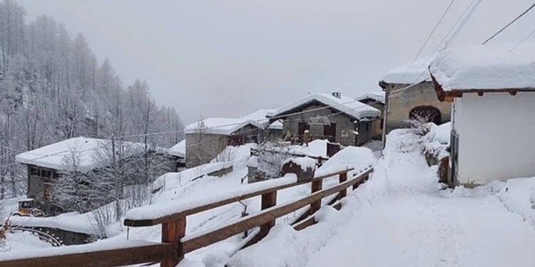 Orteqe dhe evakuime në Alpe, Italia dhe Zvicra në alert total për shkak të reshjeve të forta të dëborës.