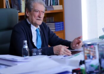 PD akuzon policinë për përdorimin e gazit lotsjellës në selinë blu, Berisha paralajmëron: Sulme asgjësuese ndaj selive të PS pranë të gjithë vendit.