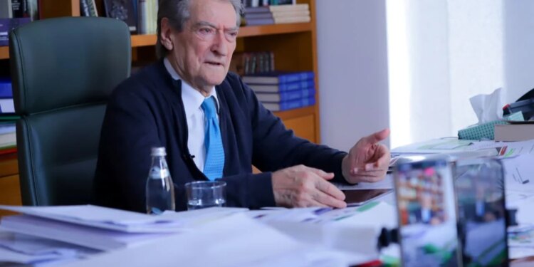 PD akuzon policinë për përdorimin e gazit lotsjellës në selinë blu, Berisha paralajmëron: Sulme asgjësuese ndaj selive të PS pranë të gjithë vendit.