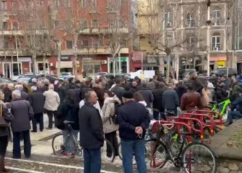 Pak para fillimit të seancës plenare, qytetarët e Rrjollit dhe Durrësit organizojnë një protestë përpara Parlamentit.