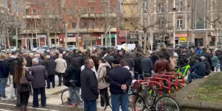 Pak para fillimit të seancës plenare, qytetarët e Rrjollit dhe Durrësit organizojnë një protestë përpara Parlamentit.