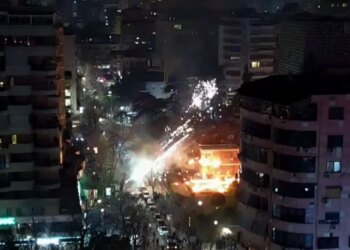 Pamje ajrore/ "Shi" fishekëzjarrësh dhe molotovësh, momenti kur vila e ish-diktatorit Enver Hoxha ndizet në flakë.