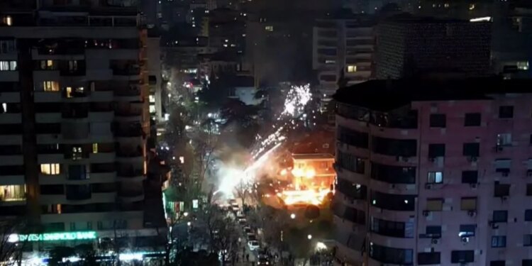 Pamje ajrore/ "Shi" fishekëzjarrësh dhe molotovësh, momenti kur vila e ish-diktatorit Enver Hoxha ndizet në flakë.