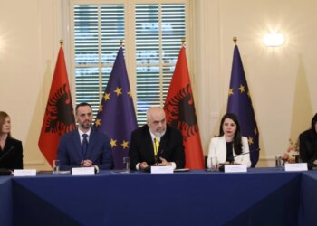 "Paraburgim për të gjithë për shpërdorim detyre" / Rama i ironizon gjyqtarët dhe prokurorët: Po na befasoni