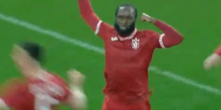 Partizani-Tirana: Festë e kuqe në "Selman Stërmasi", demat kalojnë në epërsi me golin e parë