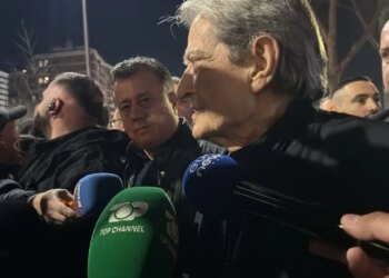 Pas hedhjes së molotovëve nga protestuesit, Berisha e cilëson këtë si një tubim paqësor.