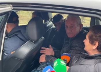 “Pasaporta e konfirmuar: 5 orë pritje”/ Qytetarët përballen me bllokim të gjatë në aksin Librazhd-Qafë Thanë.