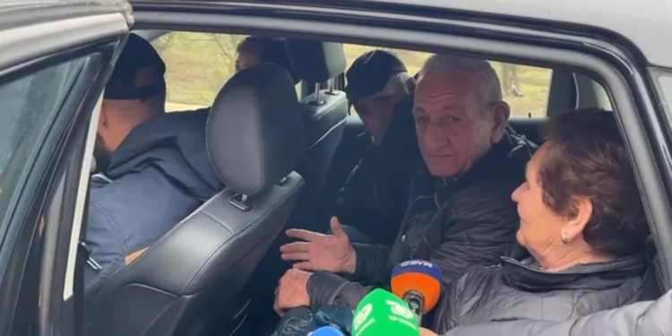 “Pasaporta e konfirmuar: 5 orë pritje”/ Qytetarët përballen me bllokim të gjatë në aksin Librazhd-Qafë Thanë.