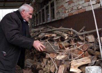 Përjetimet e një 81-vjeçari në Cërrik: I vetëm në shtëpi pas humbjes së bashkëshortes dhe fëmijëve që jetojnë jashtë, ndjenjat e izolimit të ngjashme me ato të një burgu.