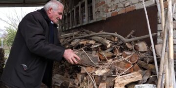 Përjetimet e një 81-vjeçari në Cërrik: I vetëm në shtëpi pas humbjes së bashkëshortes dhe fëmijëve që jetojnë jashtë, ndjenjat e izolimit të ngjashme me ato të një burgu.