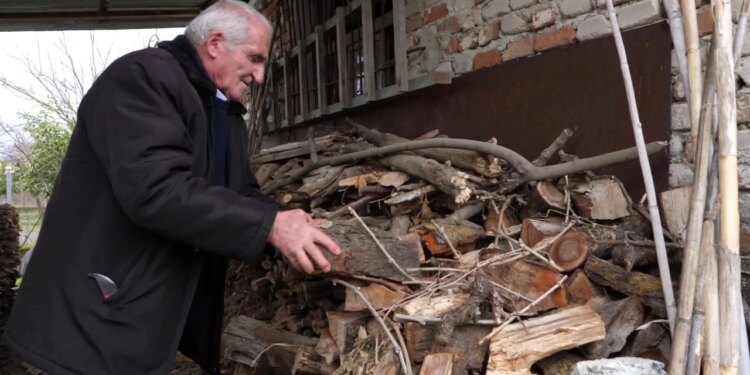 Përjetimet e një 81-vjeçari në Cërrik: I vetëm në shtëpi pas humbjes së bashkëshortes dhe fëmijëve që jetojnë jashtë, ndjenjat e izolimit të ngjashme me ato të një burgu.