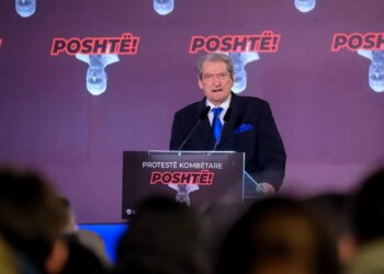 “Përkujtim për ata që çliruan Shqipërinë 46 vjet më parë” / Protesta e PD-së, Berisha: Kush do të mendonte se pushtetet do të ishin në duar të një tradhtari.