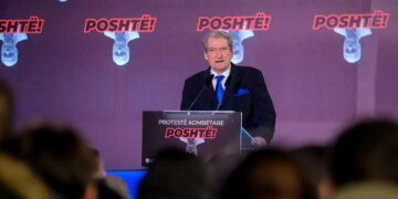 “Përkujtim për ata që çliruan Shqipërinë 46 vjet më parë” / Protesta e PD-së, Berisha: Kush do të mendonte se pushtetet do të ishin në duar të një tradhtari.