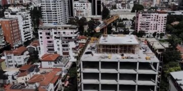 Përmbajtja e thelluar: Pasuri në troje, apartamente dhe pallate që kapin dhjetëra milionë euro! Pasuria 'mbretërore' e ish-zv.drejtorit të AKSHI-t, pret që të zbulohet lidhja me pastrimin e parave të korrupsionit.