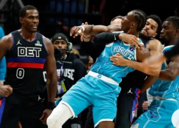 Përplasje masive në ndeshjen Detroit-Charlotte, 4 lojtarë dëbohen nga fusha në NBA