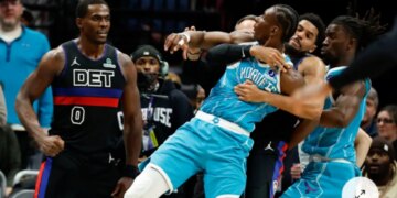 Përplasje masive në ndeshjen Detroit-Charlotte, 4 lojtarë dëbohen nga fusha në NBA