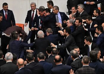 Përplasje në Parlamentin turk, opozita pengon betimin e ministrit të ri të Drejtësisë, i cili ka burgosur kryebashkiakun e Stambollit.