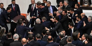 Përplasje në Parlamentin turk, opozita pengon betimin e ministrit të ri të Drejtësisë, i cili ka burgosur kryebashkiakun e Stambollit.