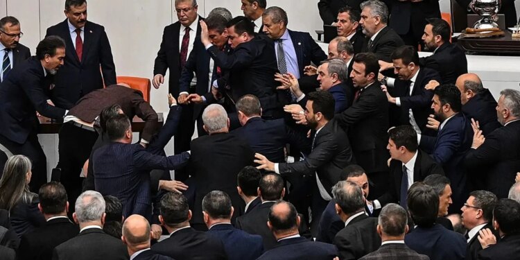 Përplasje në Parlamentin turk, opozita pengon betimin e ministrit të ri të Drejtësisë, i cili ka burgosur kryebashkiakun e Stambollit.