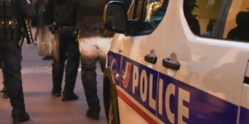 Pesë persona arrestohen nga autoritetet franceze pas rrëmbimit dhe mbajtjes peng të një gjyqtare dhe nënës së saj për 30 orë.