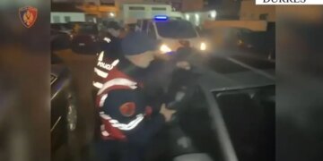 Pesë persona të arrestuar në Durrës për armë dhe drogë në automjetin e tyre