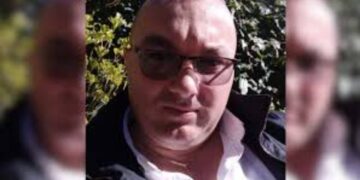 Polici, i cili po drejtonte mjetin në autostradën Tiranë-Durrës, ndërron jetë në moshën 45-vjeçare pas një arresti kardiak.