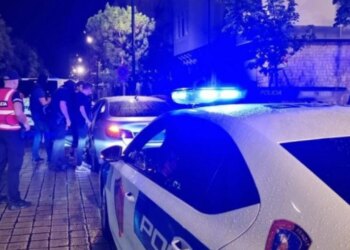 Policia Kufitare ndalon 16 emigrantë të paligjshëm të strehuar në një ndërtesë të braktisur në Korçë.