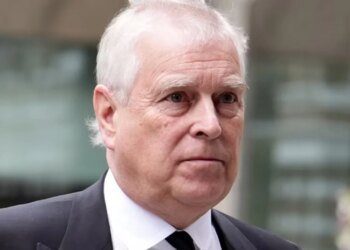 Policia britanike po shqyrton dosjen e ish-princit Andrew lidhur me dyshimet për ndarjen e informacioneve konfidenciale me Jeffrey Epstein.