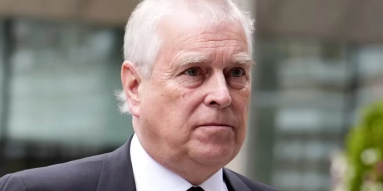 Policia britanike po shqyrton dosjen e ish-princit Andrew lidhur me dyshimet për ndarjen e informacioneve konfidenciale me Jeffrey Epstein.